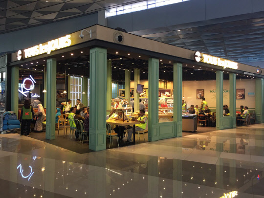 인도네시아 자카르타 수카르노하타 국제공항에 위치한 뚜레쥬르 해외 300호점 전경.    CJ푸드빌 제공